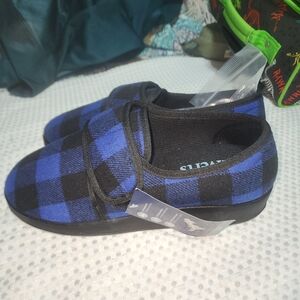 SILVERTS NWT MENS SZ 12 ADJUSTABLE WIDE SLIPPERS